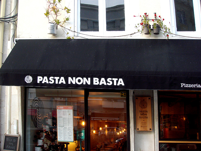 Of course no!   (in portuguese slang “pasta” is  “money”)