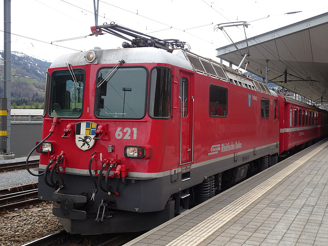 RhB Lokomotive Ge 4/4 II (621) Felsberg im Bahnhof Disentis