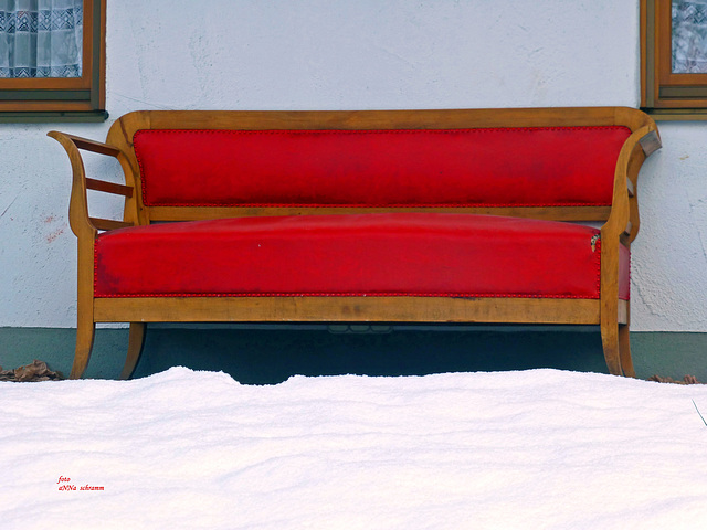 Das Rote Sofa im Schnee