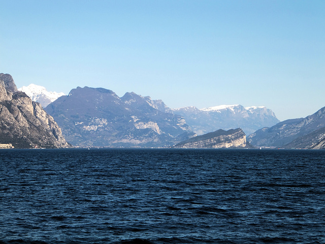 Blick nach Norden auf den Monte Brione zwischen Riva del Garda links und Torbole rechts. ©UdoSm