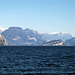 Blick nach Norden auf den Monte Brione zwischen Riva del Garda links und Torbole rechts. ©UdoSm