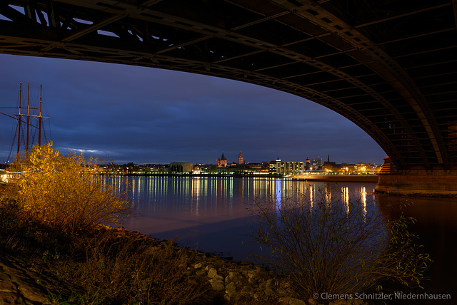 Abendlicher Blick auf Mainz am Rhein