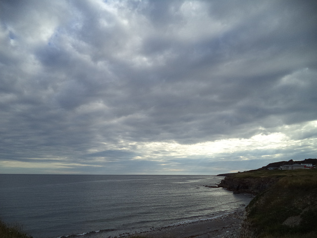 Ciel nuageux et mer calme / Quiet sea and cloudy sky