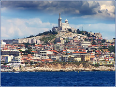 Marseille : Notre Dame de la Garde vue de la mer