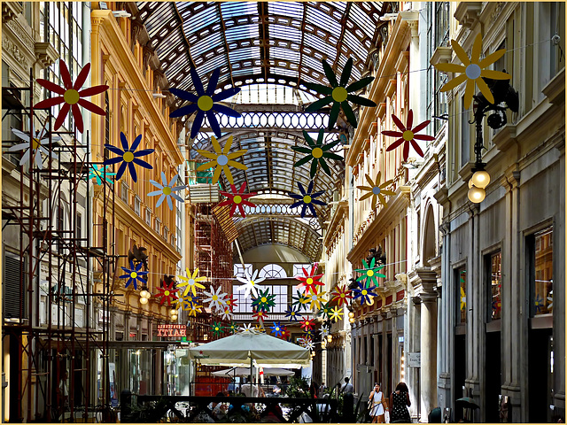 Genova : decorazioni, lampioni e ombrelloni in Galleria Mazzini