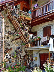 Vallouise : una casa nel centro del paese decorata con gli oggetti del passato