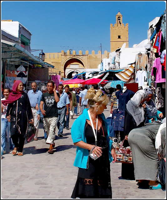 Kairouan : una signora italiana con telecamera in caccia di curiosità nel caos di questo mercato tunisino