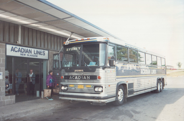 Acadian Lines 118 at New Glasgow, Nova Scotia - 7 Sep 1992 (Ref 173-32)