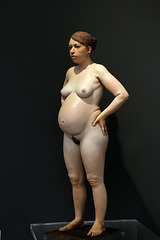 Réalisme étonnant d'une femme enceinte de 70/80 cm dans une galerie d'art aux puces de Saint-Ouen .