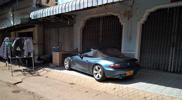 BMW décapotable au Laos