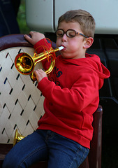Pendant mon déménagement , j'ai offert deux trompettes au fils de mon voisin , en lui faisant croire qu'en soufflant du matin au soir , son avenir était assuré dans la fanfare municipale .