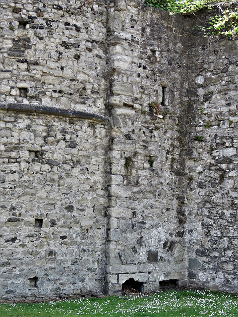 rochester town walls ,kent (1) c14 garderobe drains
