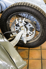 An externally acting hydraulic brake caliper
