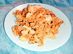 Bratnudeln mit Blumenkohl und Shrimps in einer indischen Sauce