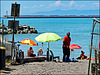 Spiaggia libera all'ingresso del porto con ombrelloni