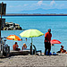 Spiaggia libera all'ingresso del porto con ombrelloni