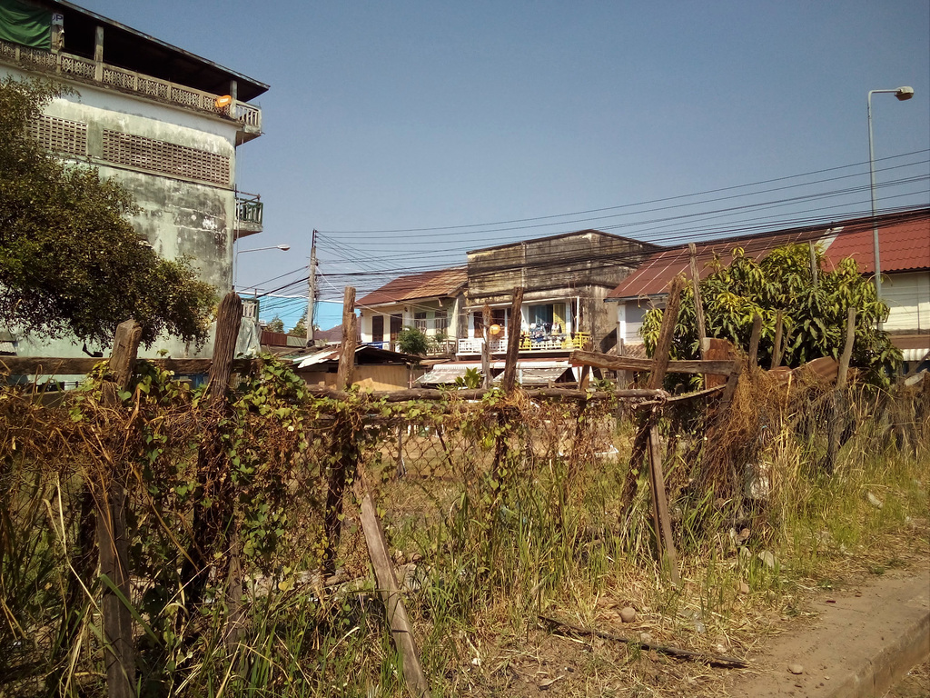 Clôture de campagne au centre-ville (Laos)
