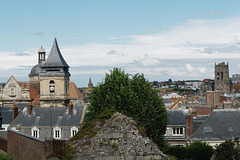 De gauche à droite : église Saint-Rémy, chapelle Notre-Dame-de-Bonsecours, église Saint-Jacques