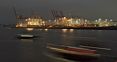 HamburgLichter mit Container Terminal Tollerort, Schlepper und HVV-Hafenfähre Linie 62