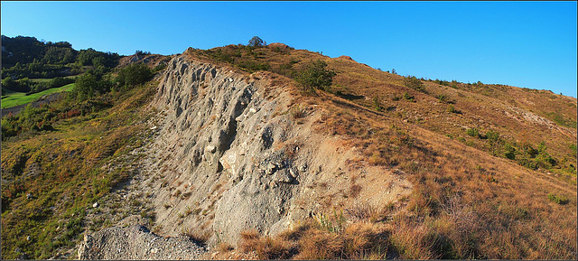 Una scarpata di argilla in Val Ceno, presso Serrav