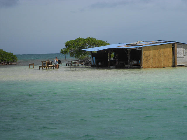 Isla de la cabaña del pescador en el Caribe