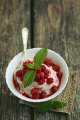 Toorjuustuvaht rukkikama ja vaarikatega / Cream cheese dessert with raspberries and kama flour