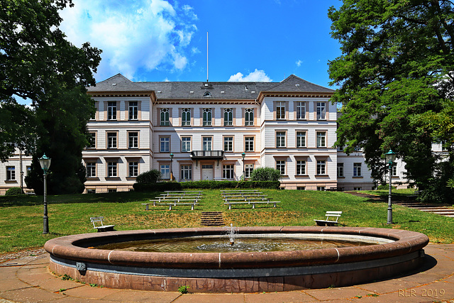 Park und Klinikgebäude auf dem Sachsenberg