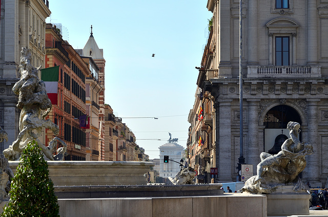 Roma, piazza della Repubblica - fontana delle Naiadi e (sul fondo) l'Altare della Patria.