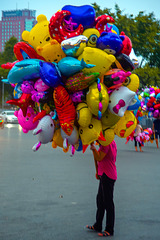 Balloon seller at Hàng Trong, Hoàn Kiém crossroad