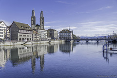 Zürich: Blick von der Rathausbrücke über die Limmat ... P.i.P. (© Buelipix)