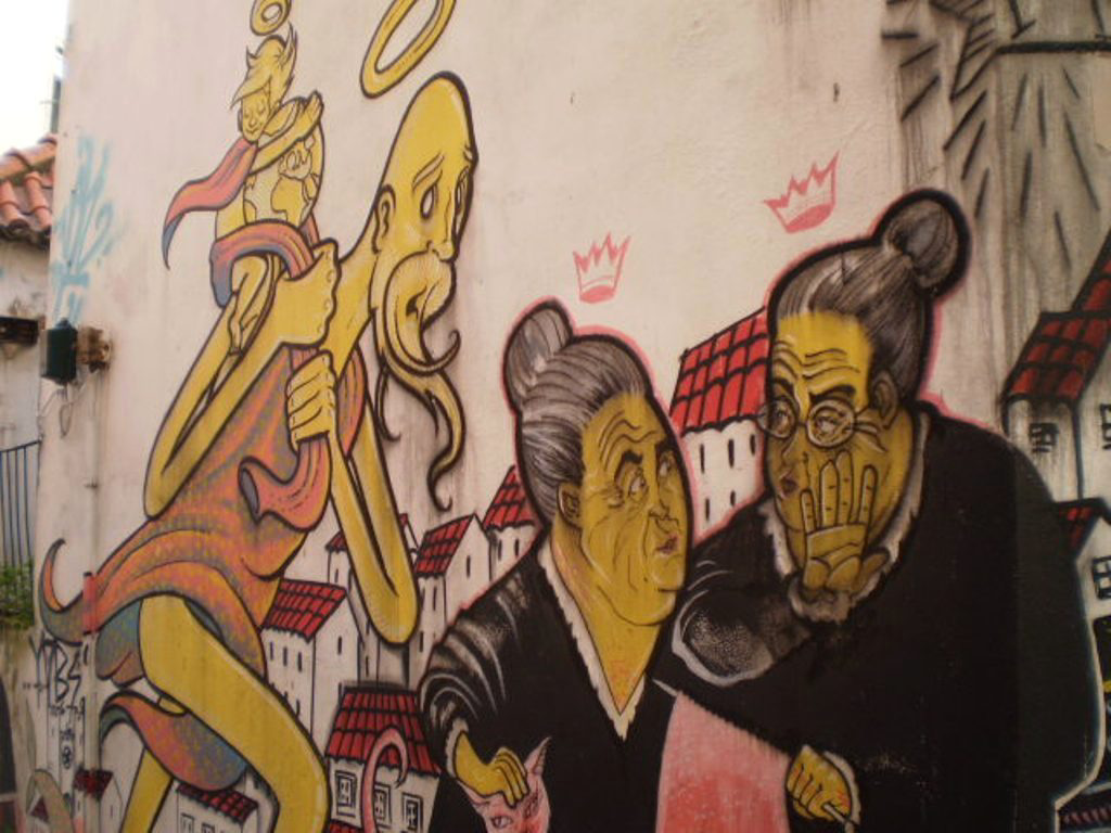 Street art at Alfama, Lisbon - Gossip.
