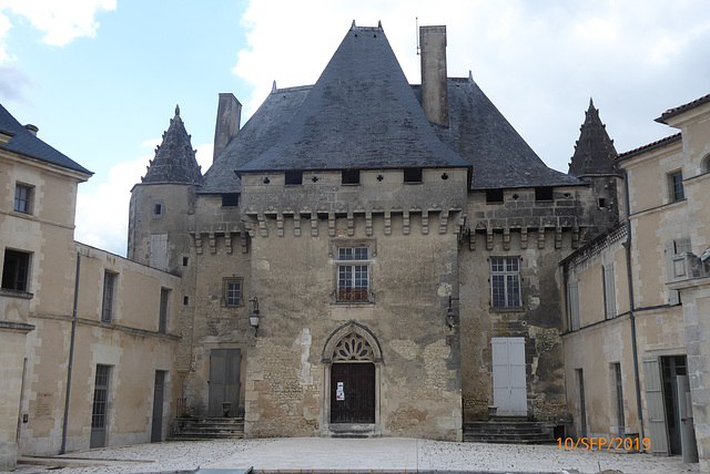 le chateau de BARBEZIEUX-SAINT-HILAIRE Charente Maritime