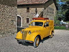 Virieu (38) 28 septembre 2023. "Juvaquatre Renault" devant le Musée de la Galoche.