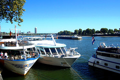DE - Köln - Schiffe auf dem Rhein