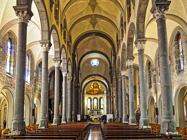 Sanctuaire Notre Dame de La Salette (La Salette-Fallavaux, Rhône-Alpes) - L'intérieur de l'église