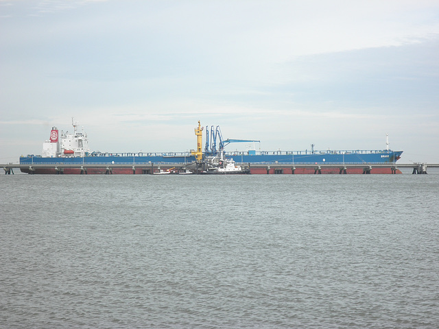 Öl-Tanker  Bravo in Wilhelmshaven