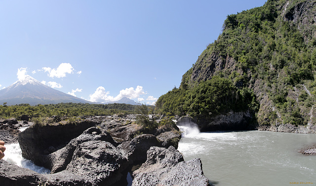 Osorno und Puntiagudo über dem Rio Petrohue (PiP)