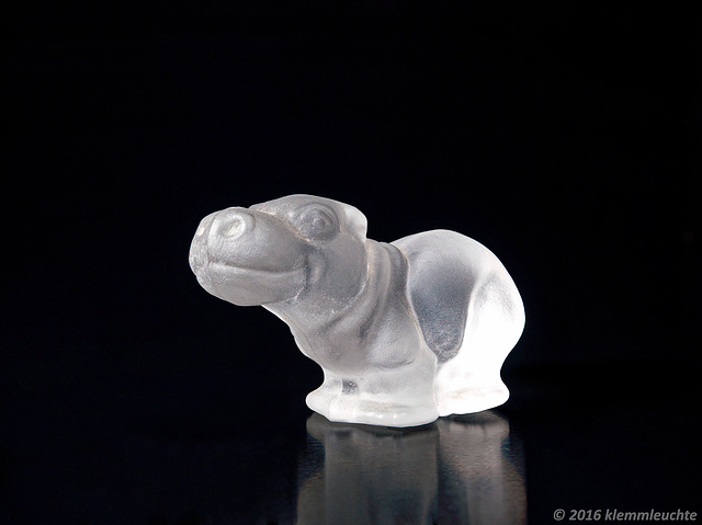 Kleine Hippo-Figur aus Pressglas, massiv, 2016
