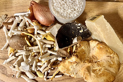 Ingredients for risotto con funghi
