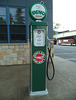 Dino's gas pump / L'essence de Dino à l'ancienne