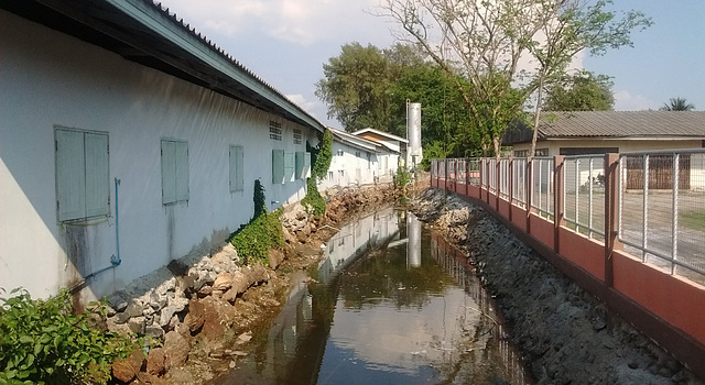Thetsaban / façade, ruisseau et clôture