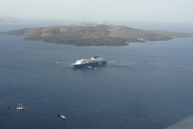 Nuestro Barco del Crucero Parado en  aguas de Santorini