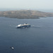 Nuestro Barco del Crucero Parado en  aguas de Santorini