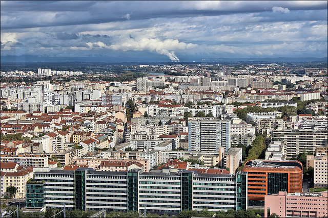 Lyon (69) 18 septembre 2013. Les quartiers est et Villeurbanne. Au fond, la centrale nucléaire de Bugey.
