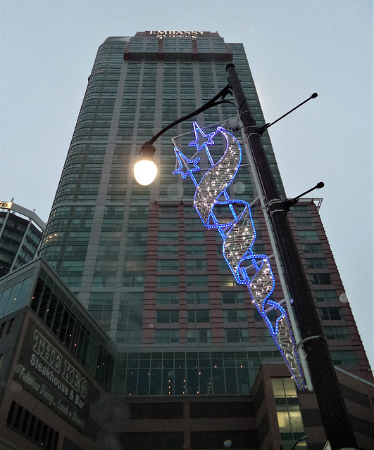 Étoilement bleuté / Starry blue street lamp