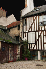 Dans le centre historique d'Orléans , la place Saint-Pierre Empont .