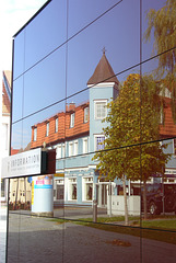Spiegelbild vom blauen Eckhaus