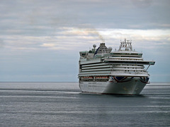 Die MS VENTURA der P&O Cruises beim Einlaufen in den Hafen von Funchal auf Madeira