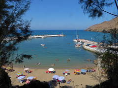 Port Panormos und Strand