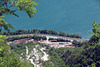 Blick in die tiefe vom Monte San Salvatore, auf den Luganersee, die Bahnlinie, und die Hauptstrassa von Lugano nach Melide